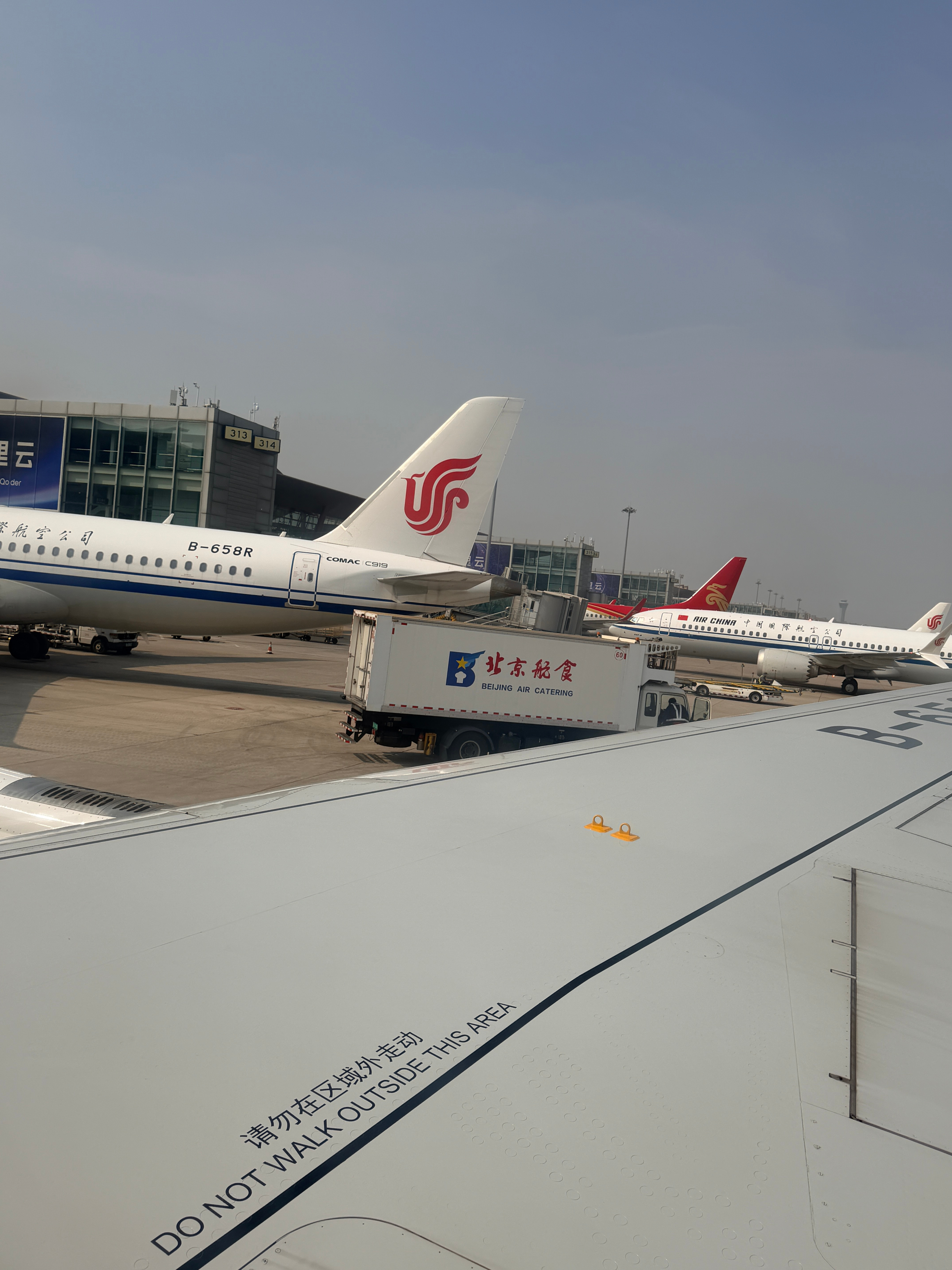 好困好困好困啊…迷迷糊糊的睡了一路，昨晚收拾了一下马上要出去玩的行李，后面几天都