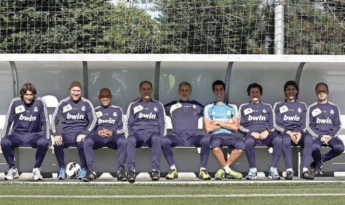 在穆里尼奥执教皇家马德里的最后一次训练课上，阿韦罗亚请求与他和他的工作人员合影。