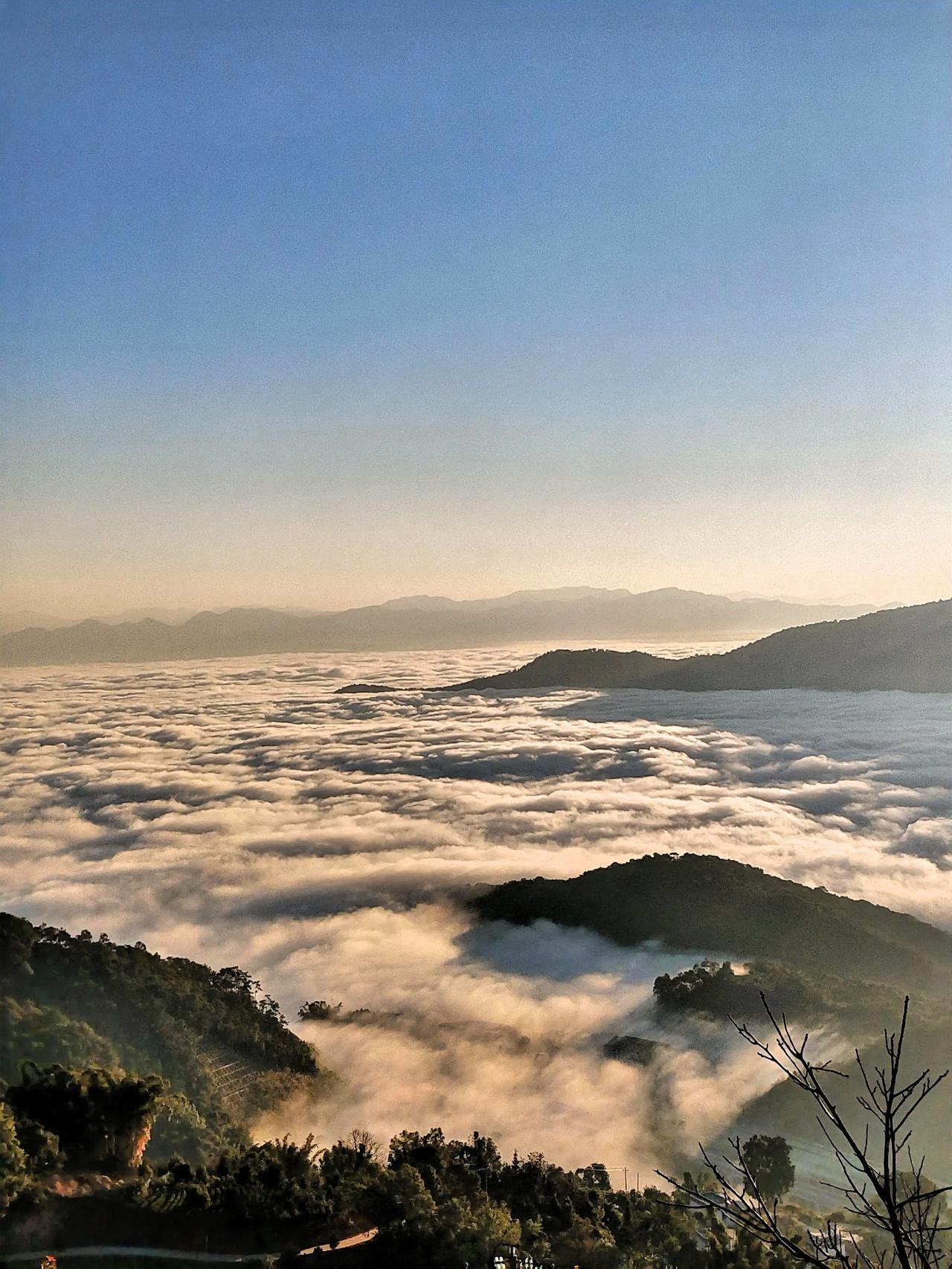 云海翻腾，山峦隐现，如梦如幻的山间仙境。