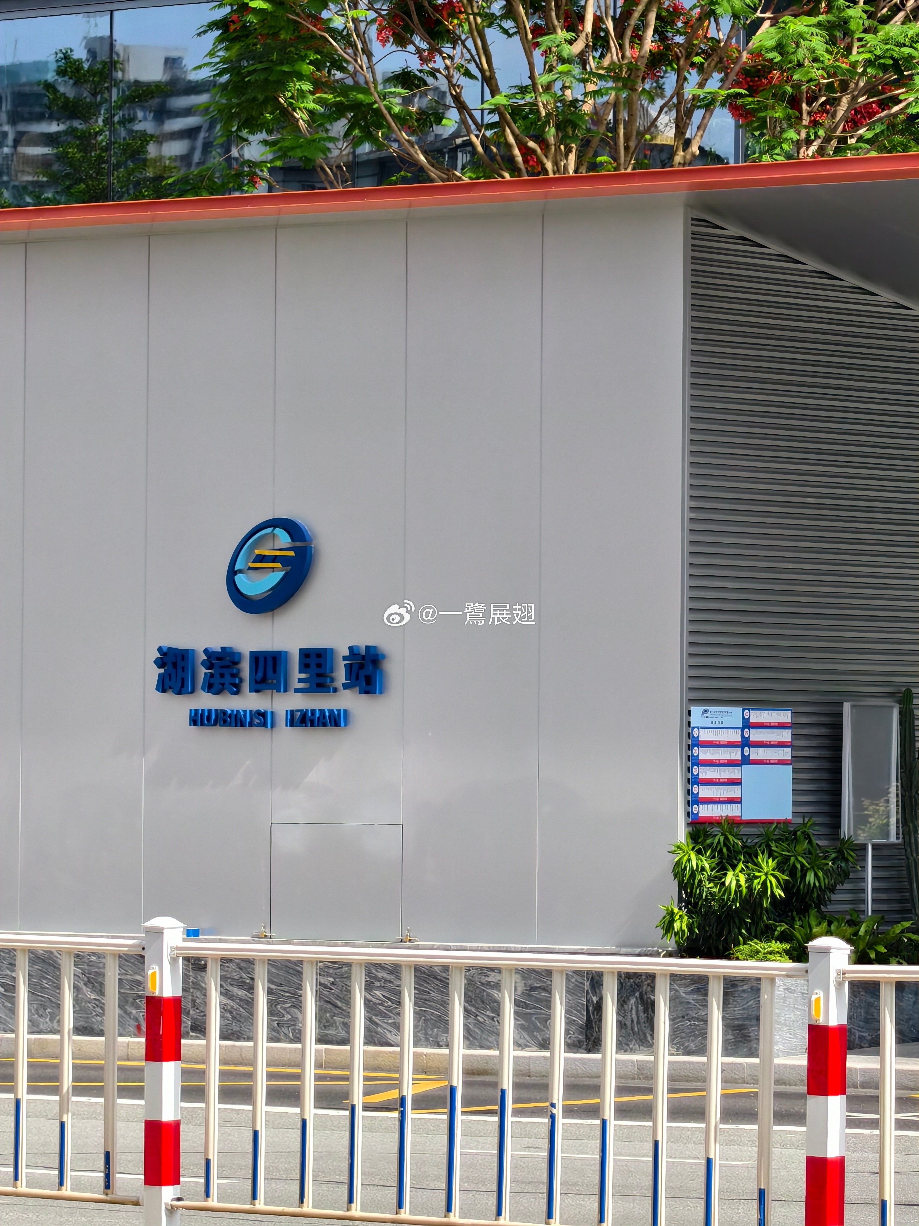华润改造后的地铁公交站台，看看怎么糟蹋的？走在乡间的小路上？先别说审美、电子化，