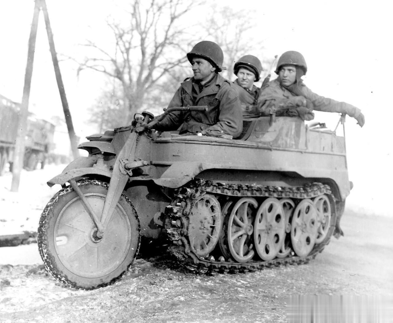 美军士兵在驾驶缴获德军的 Sdkfz.2`Kettenkrad`型半履带式摩托车