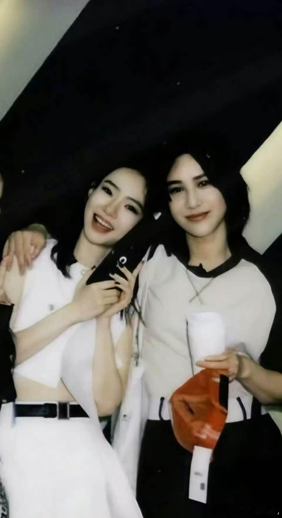 尚雯婕和戚薇聚餐 尚雯婕和24届浪姐聚餐合伙人戚薇的美妆品味得到尚雯婕高度认可，