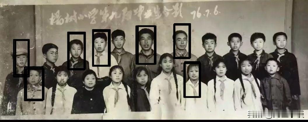 照片中18名小学同学，都是 1963 年的兔， 其中有5 名同学和两位老师走了。