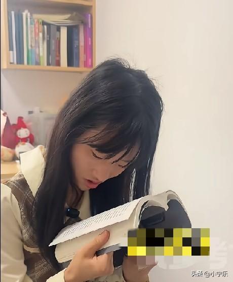 近日，河南郑州，一帅气小伙倒追脑瘫女孩半年，10月19日终于求婚成功。男孩月薪一
