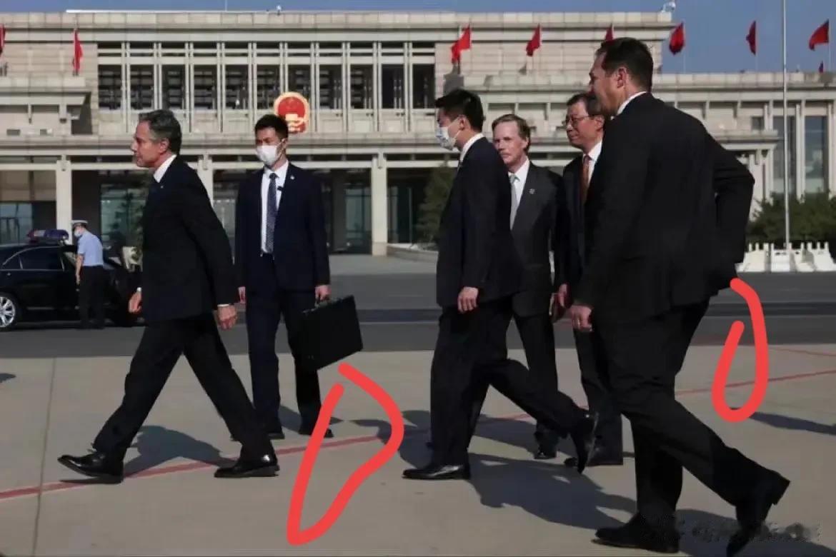 罕见！以“红线”取代红毯，这好像是第一次见吧？

布林肯一行人已经到了，不过有眼
