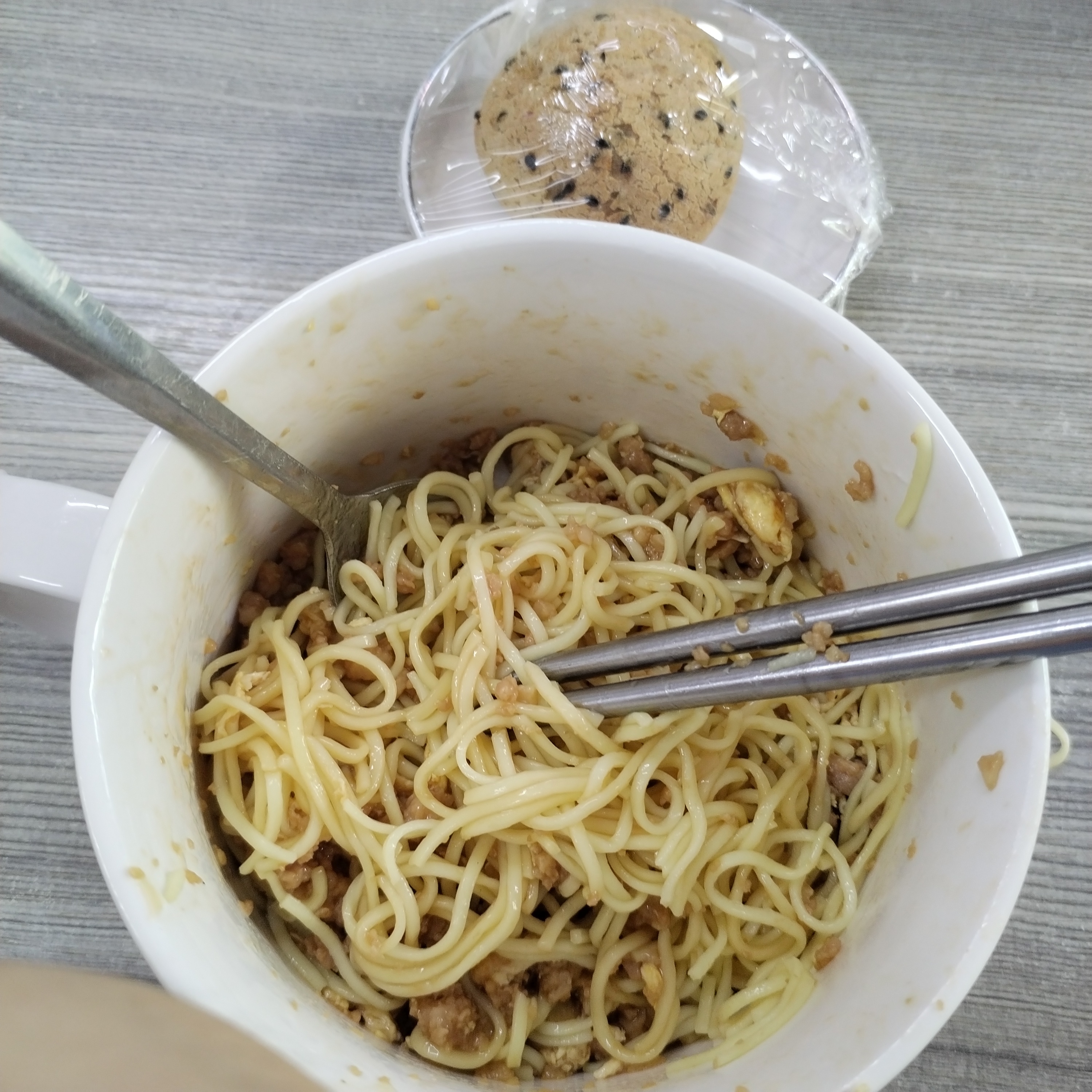 早早早，下班惹，吃拌面，有点干 