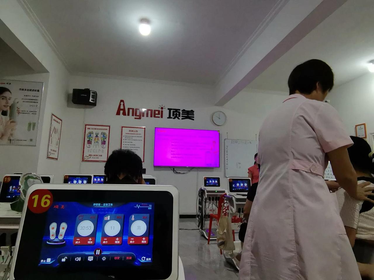 我加入了老年人行列，免费来体验“项美”按摩仪，这个仪器，一个腰部按摩带，一个足底