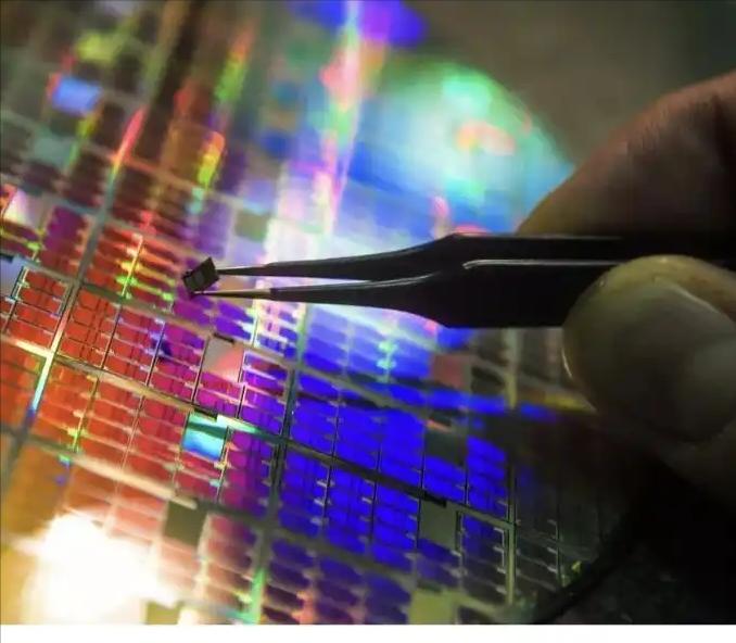 日本能卡住中国吗？
 
在高市早苗看来，这无异于捏住了中国芯片产业的“七寸”，毕