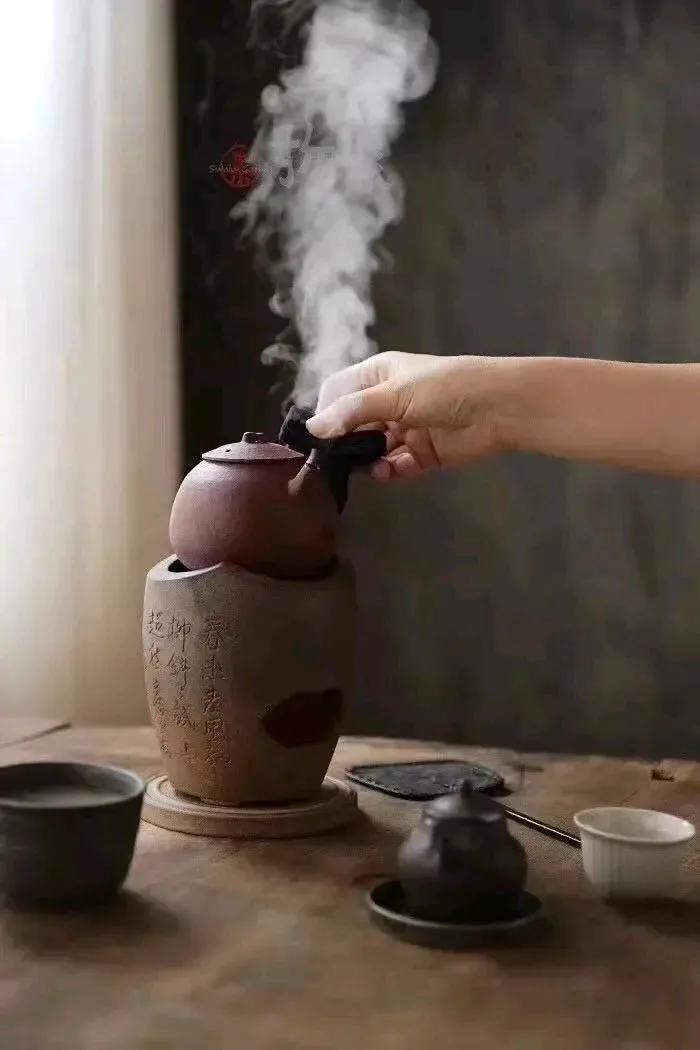 围炉煮茶正当时聚集在温暖的炉火边，泡上一壶香茗，谈笑间，即使外界寒风凛冽，我们也