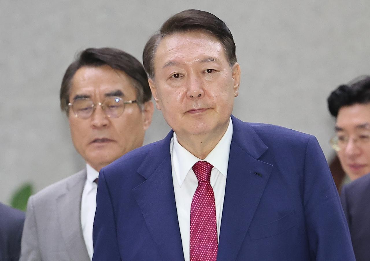 尹锡悦拘留所装病拒审，法庭缺席审判掀巨浪，历史审判能否终结乱局？

韩国前总统尹