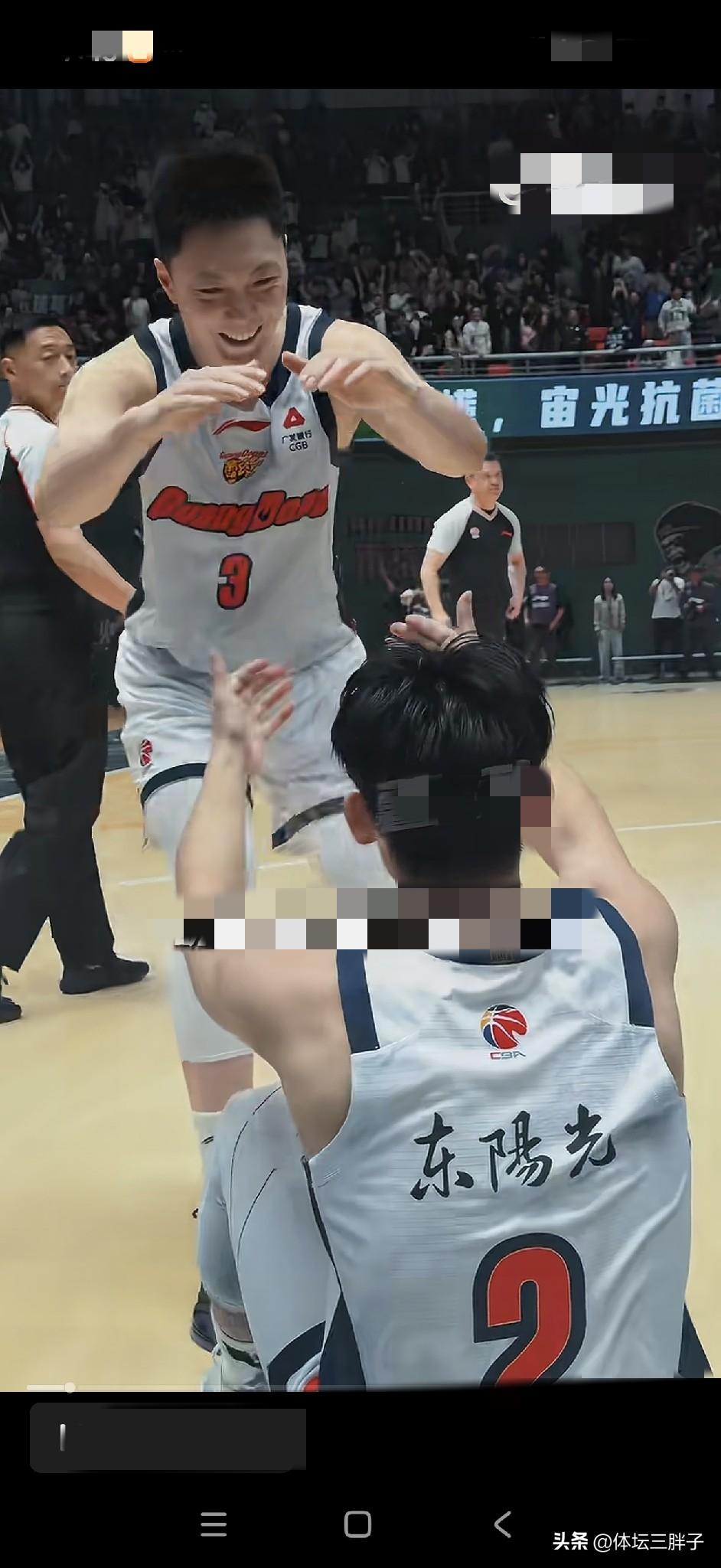 广东男篮昨晚输球，徐杰最后绝杀球没进，笑得最开心的是胡明轩，其次是崔永熙。徐杰投