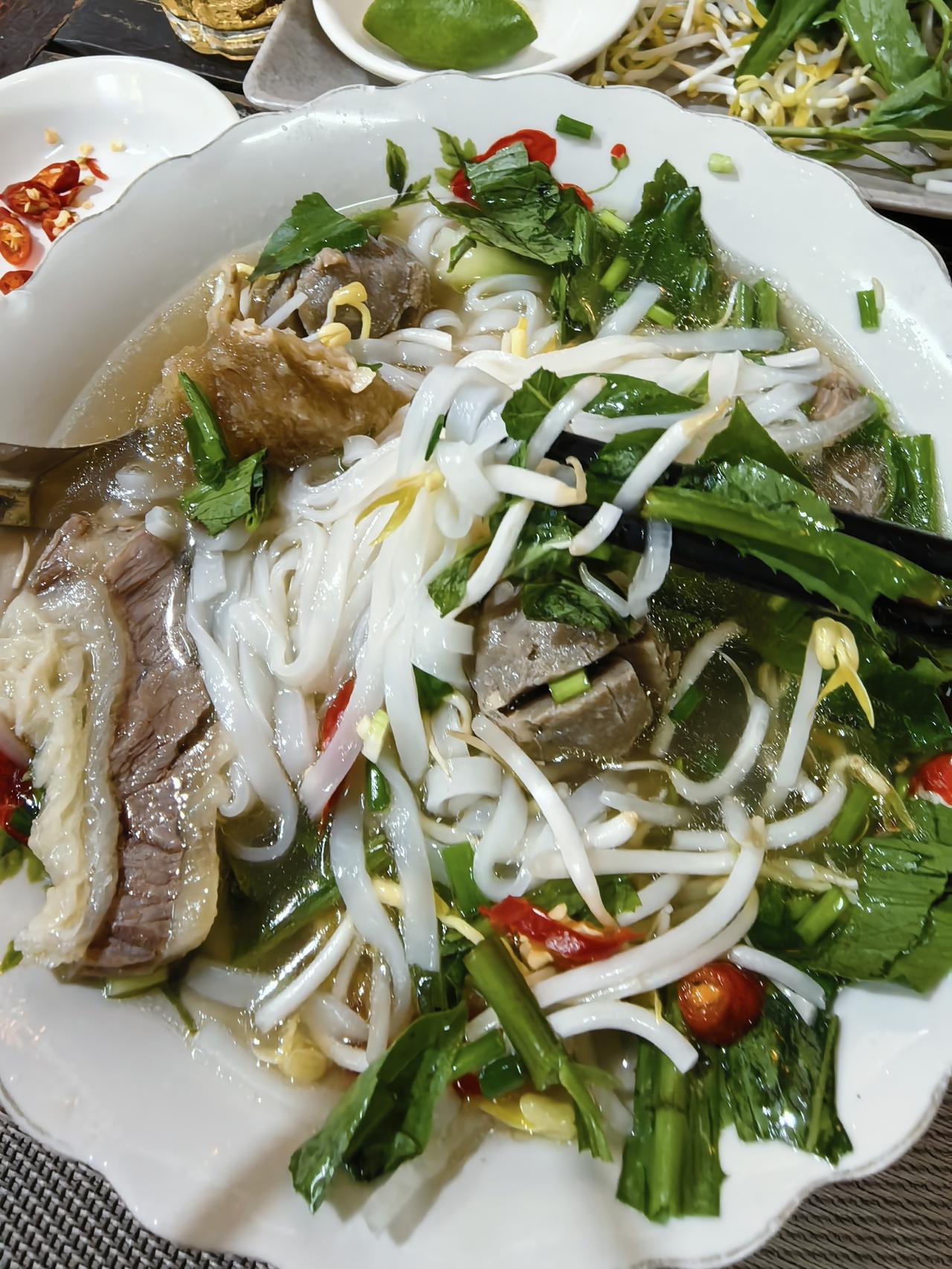 在金边吃泰国船面。泰国船面 (Boat noodle)更确切的说应该叫泰国米粉。