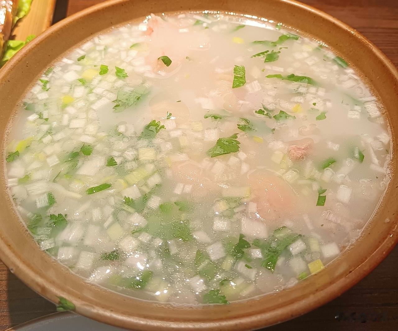 今天我们这里最低气温零下3度，中午喝了一碗羊肉汤，特别好喝，喝完之后也特别暖和，