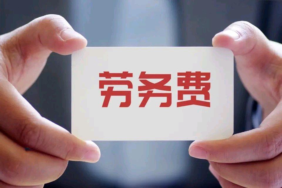 四川遂宁的龙某某真是让人无语。2023年他修三楼一底的别墅，让邓某某承包，完工后