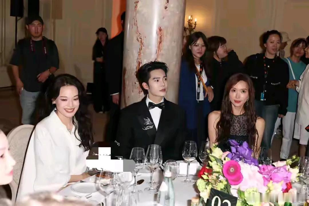 舒淇笑容真风情，在娱乐圈独特就是美，毕竟这个圈子美女太多了，要的就是特色，而恰好