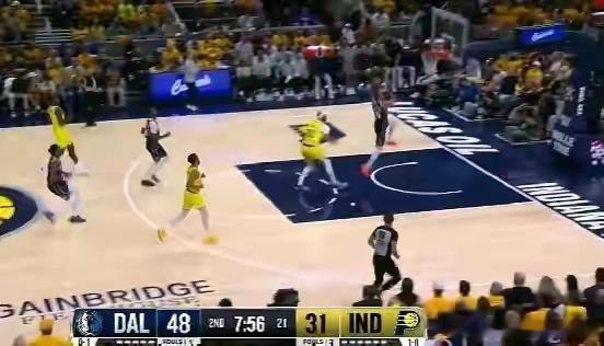 里萨谢单臂劈扣打停步行者NBA常规赛达拉斯独行侠对阵印第安纳步行者的比赛直播期间