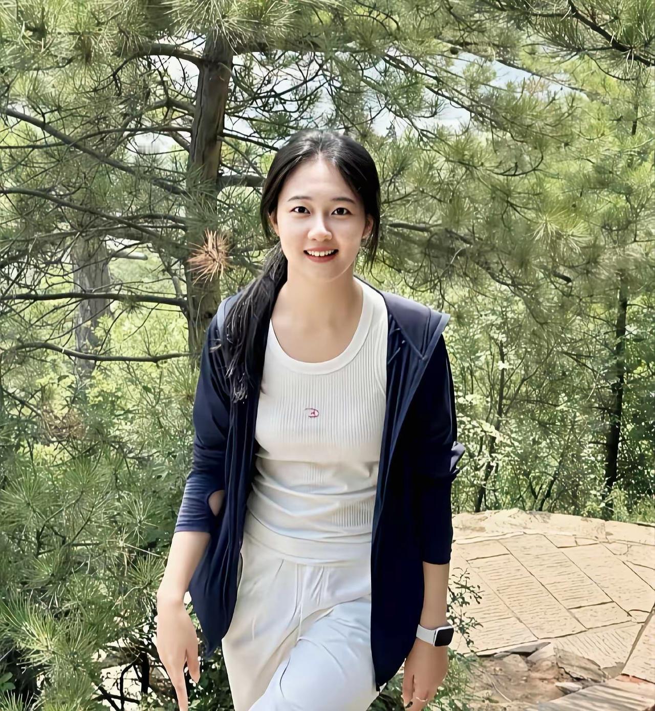 回眸一笑百媚生，六宫粉黛无颜色。一颦一笑一举一动都是这样的迷人。爱笑的女孩运气不