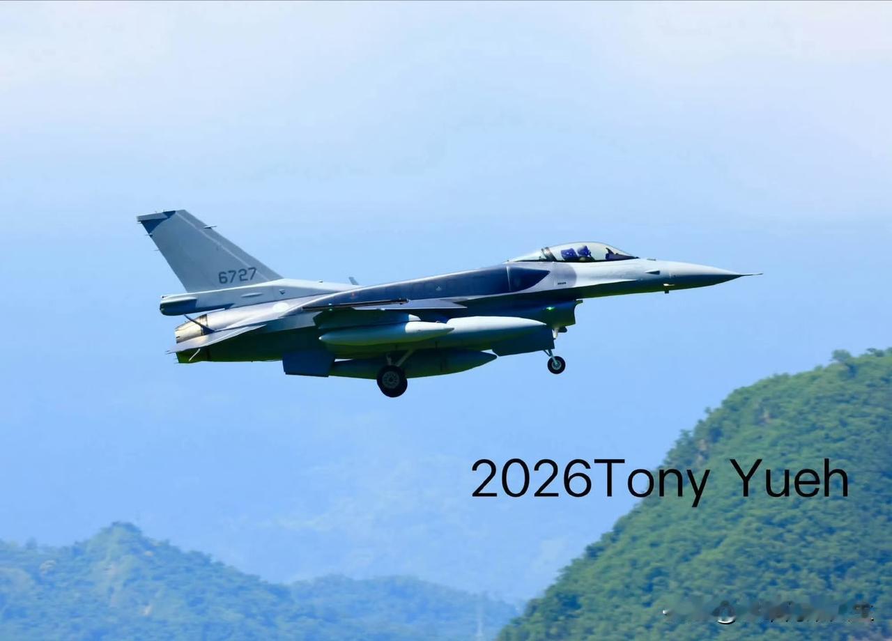 太气人了！首批老美交付的2架F-16 Block 70战斗机，今天上午降落台东志