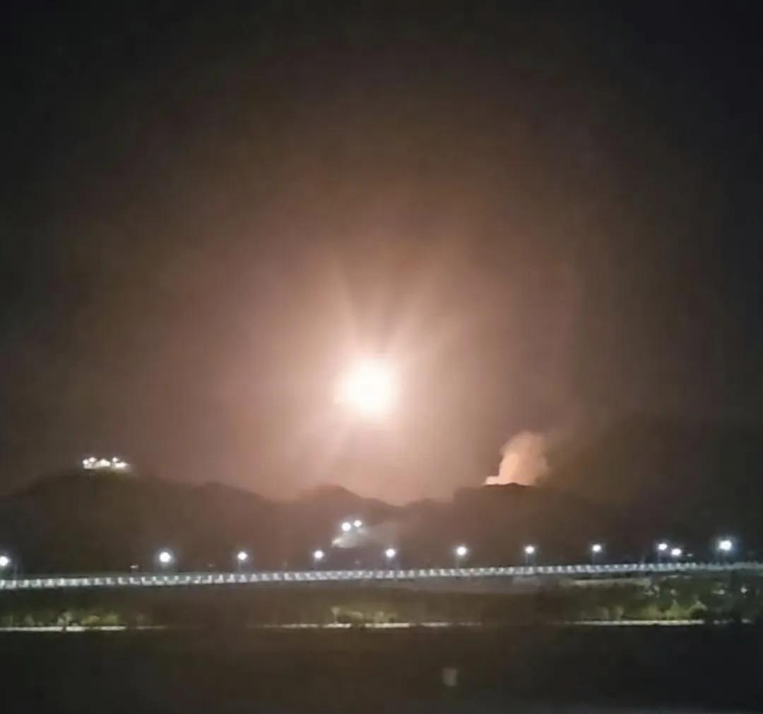 伊朗的亚兹德地下导弹城尽管遭到了美以的多次空袭，但至今仍在向外发射导弹。所以，坚