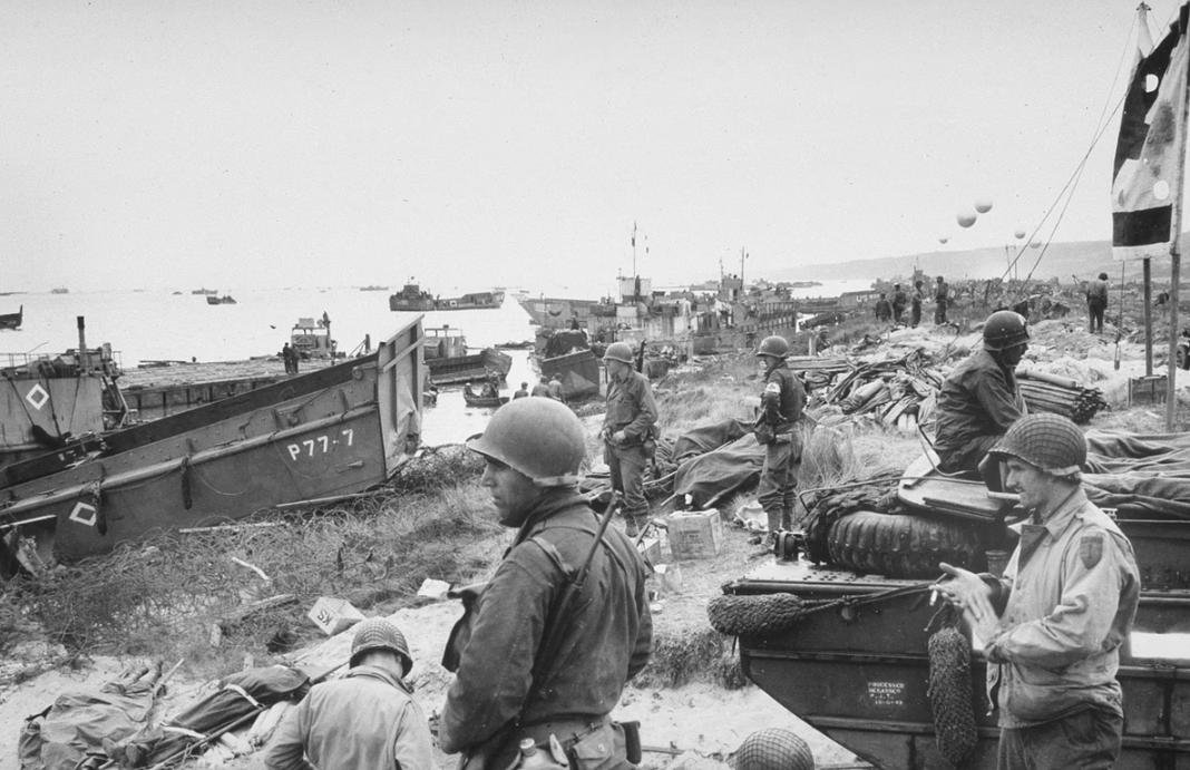 June 6, 1944.诺曼底登陆后，美军在奥马哈海滩待命。
2014年5月6