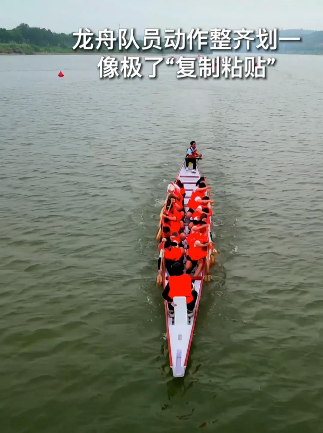 龙舟赛：团结的力量，势不可挡！


在波光粼粼的水面上，龙舟队员们如同一支精准的