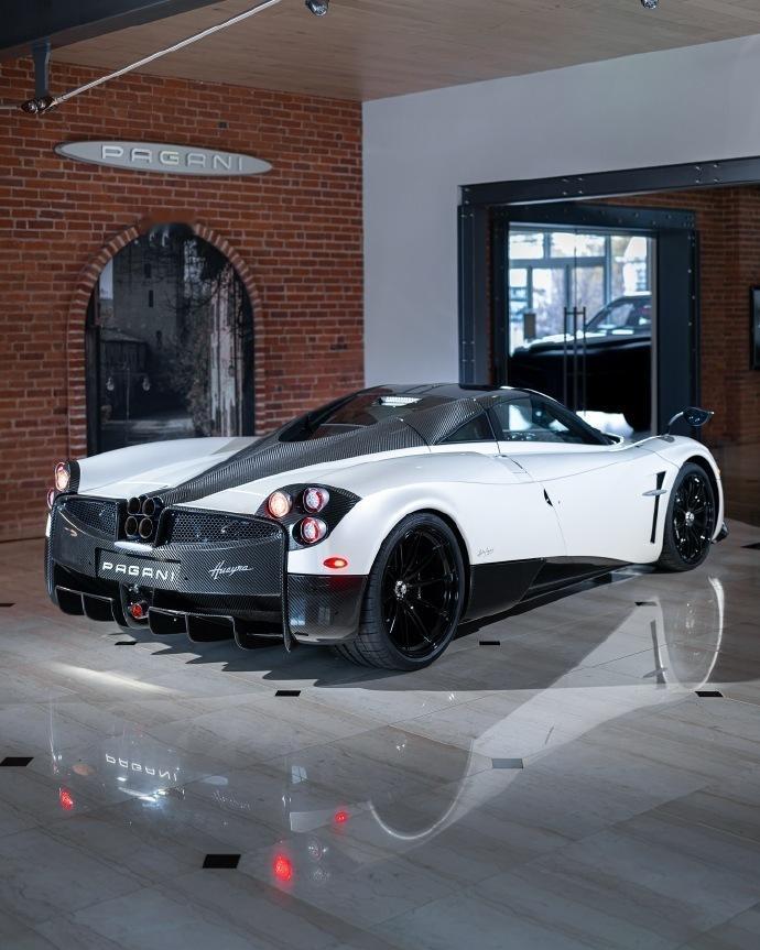 颜值封神的帕加尼 Huayra，百台限量收藏级别，奢华又小众。绝美定制珠光车漆氛