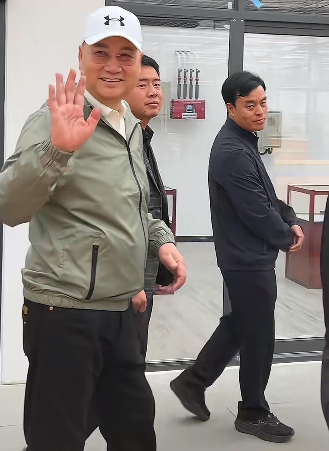 迟重瑞与友人逛核雕市场时的一幕，与粉丝热情互动、低调接地气。