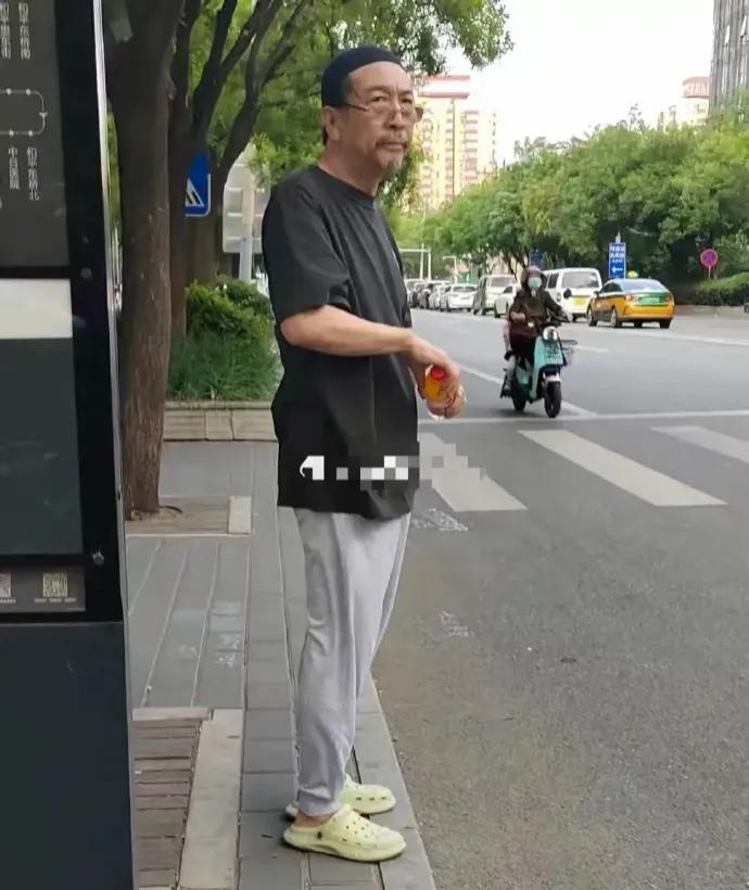 明星吃路边摊逛街往往发生在香港明星身上，没想到内娱也有，只不过是一个糟老头子在坐
