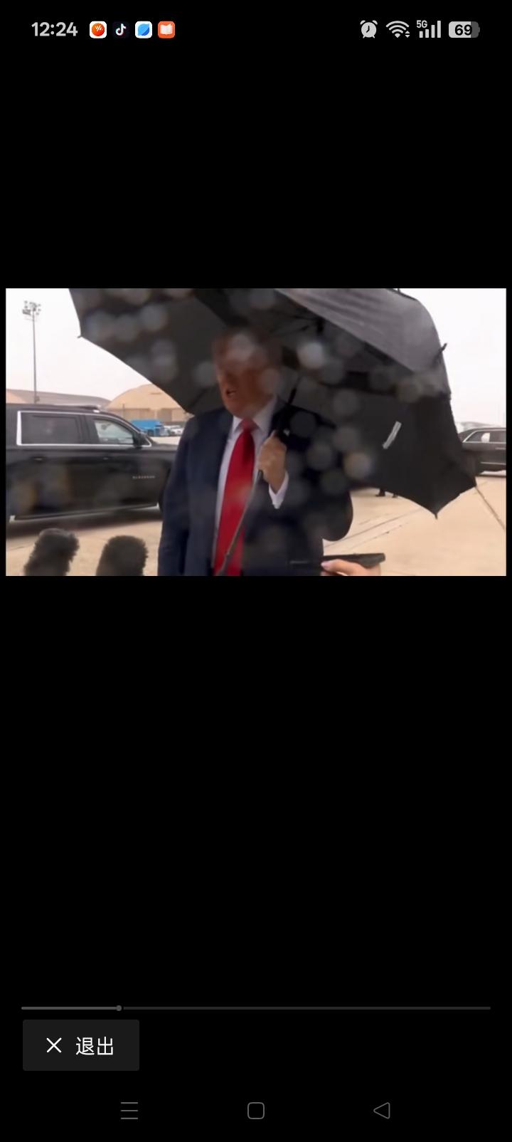 这位老者就凭自己撑起一把破伞在风雨中接受记者采访，就已经打败了大多数同行！