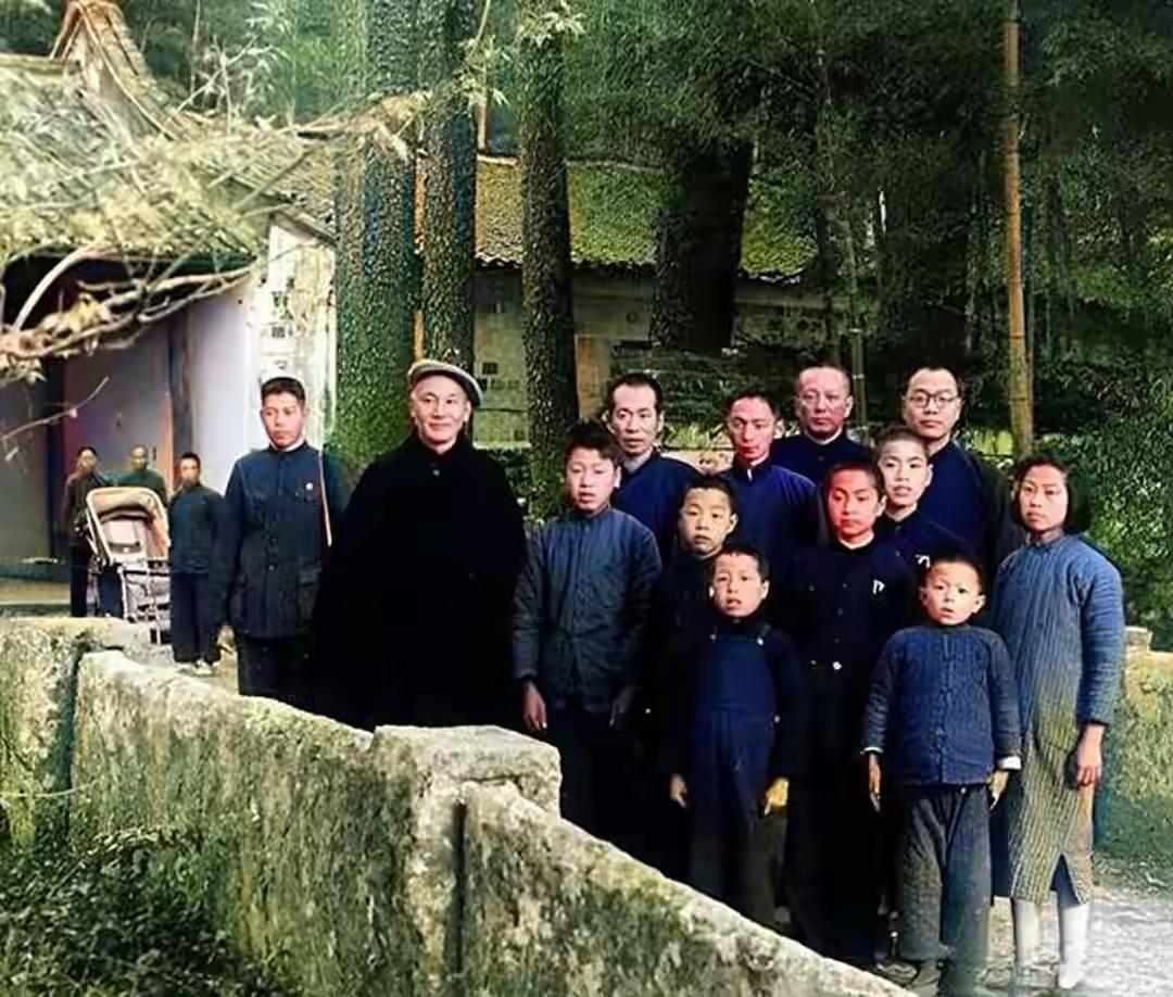 1949年，蒋介石在浙江奉化溪口镇和蒋氏家族的亲属合影。1949年1月，蒋介石第