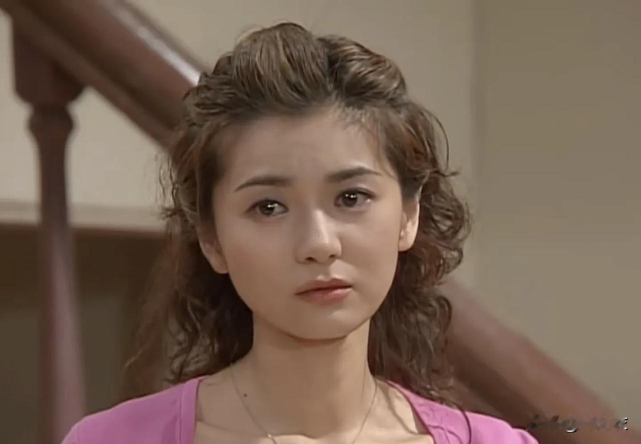 雅俐瑛婚后身上的锐气明显逐渐消失掉了，心志坚定且一身才华如雅丽瑛都躲不过在婚姻里