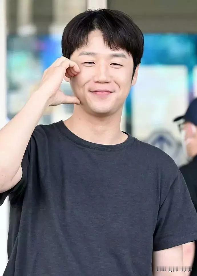 韩国人也越吃越差了，最近很火的偶像剧男主长这样，这颜值不就是低配版杜海涛吗？杜海