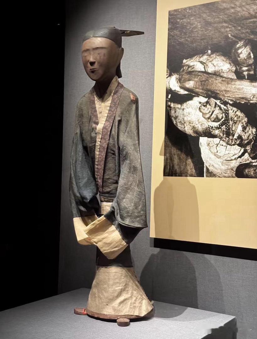 马王堆的冠人佣，又是L又是V的图案，算不算模仿LV啊 