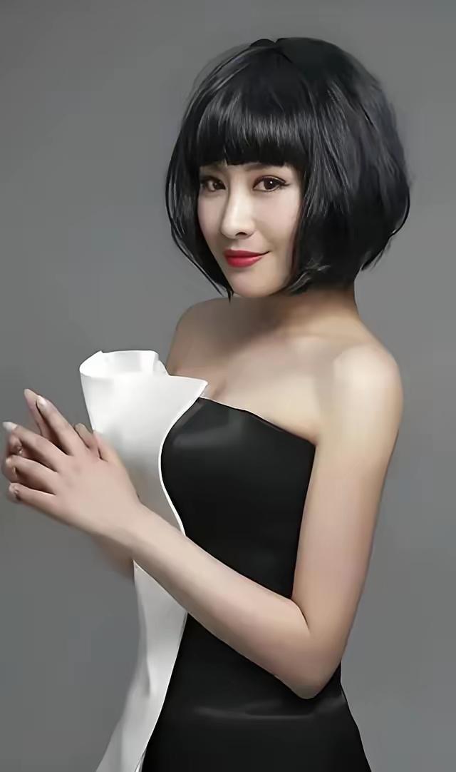 王洁雅
百花万朵绿叶配，绿叶绽放第一人
绿叶的风雅，衬托出红花的万紫千红！