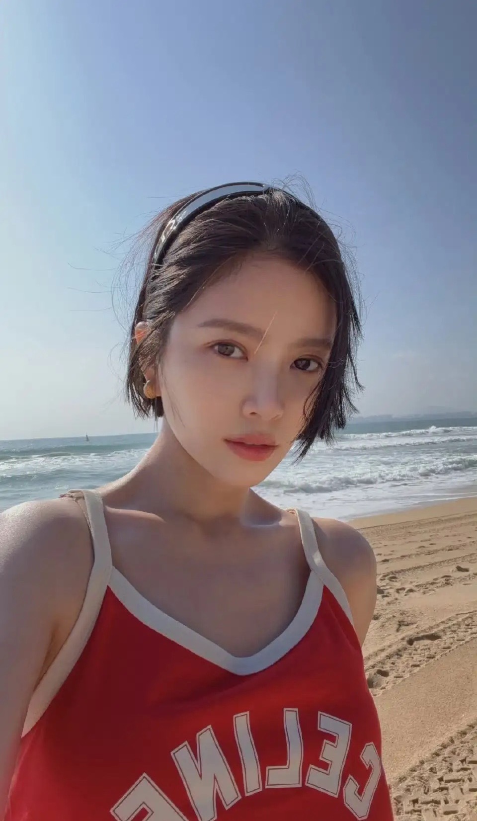 王灿晒夫妻甜蜜合影，越来越喜欢自己的短发了，越看越好看！ 