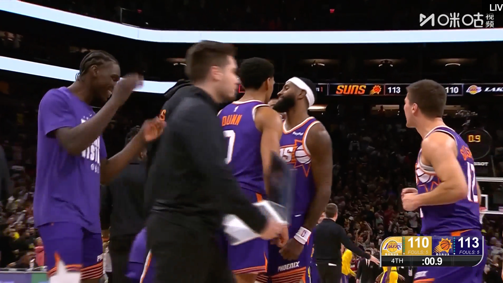 #湖人又被绝杀了# 太阳战术完全跑出来了！罗伊斯-奥尼尔在接近弧顶的位置，命中三