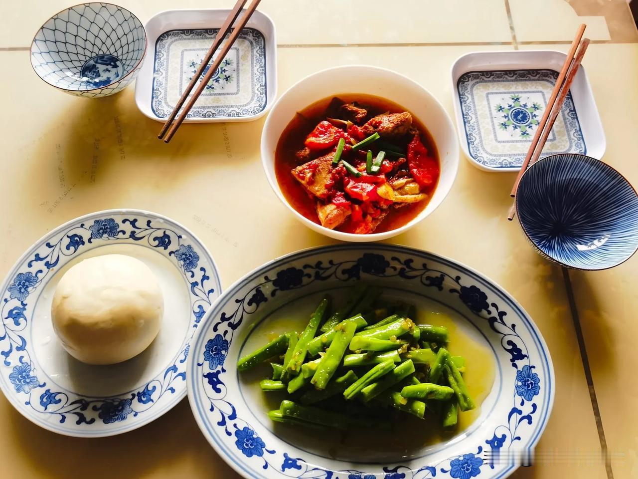 儿子跟儿媳妇结婚成家以后，昨天第一次跟亲家一起聚聚，交流中，亲家也惊讶于这两个孩