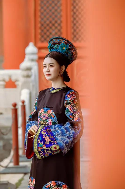 清朝嫔妃等级（精简版）
 
清朝后宫嫔妃分八级，依次为皇后（1人）、皇贵妃（1人