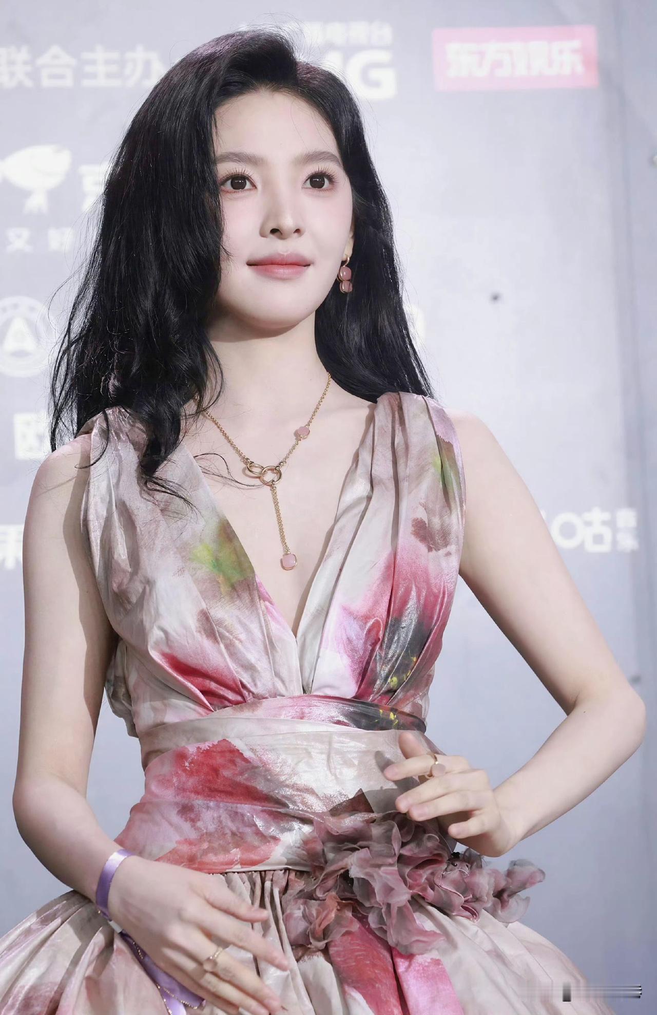 不说名字，这位气质优雅，容颜出众的美女明星应该99%的人都能叫出她的名字吧！高颜