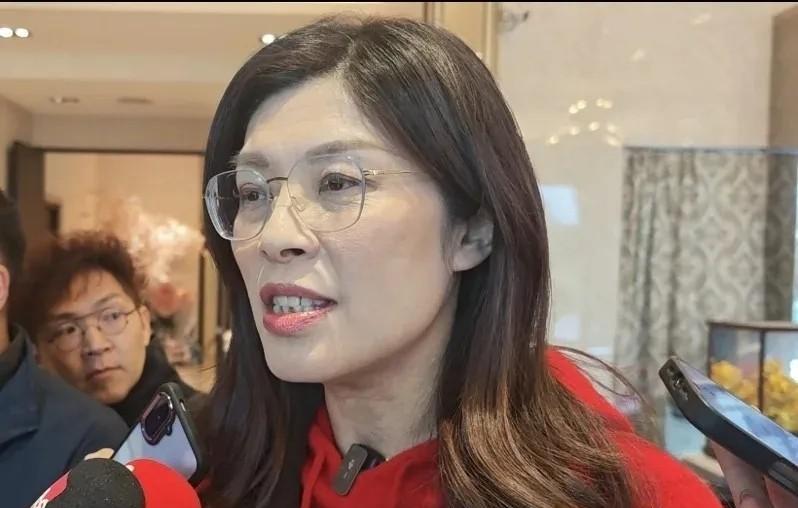 当郑丽文对侯友宜说“翻篇了”，她真正想说的是另一句话。
她公开表态，自己和侯友宜