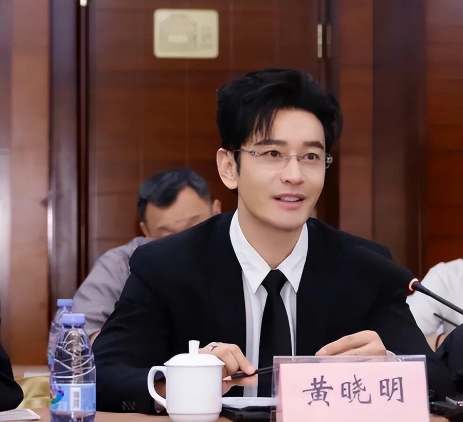 李亚鹏在直播间动情回忆，十年前自己身陷困境、举步维艰时，抱着忐忑心情向黄晓明求助