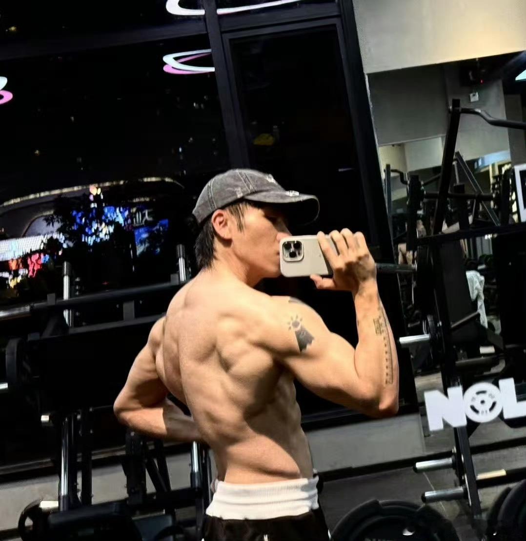 杨和苏又来秀肌肉了！这确实没话说！！杨和苏 ​​​