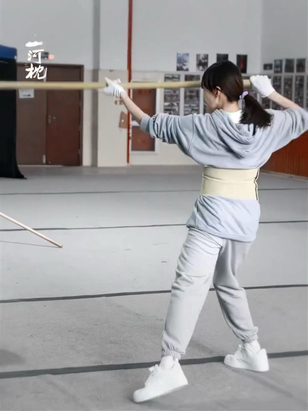 我就这样排队等着挨楚瑜的打[流鼻血]宋茜山河枕打戏花絮宋茜楚瑜打戏练习花絮 ​ 
