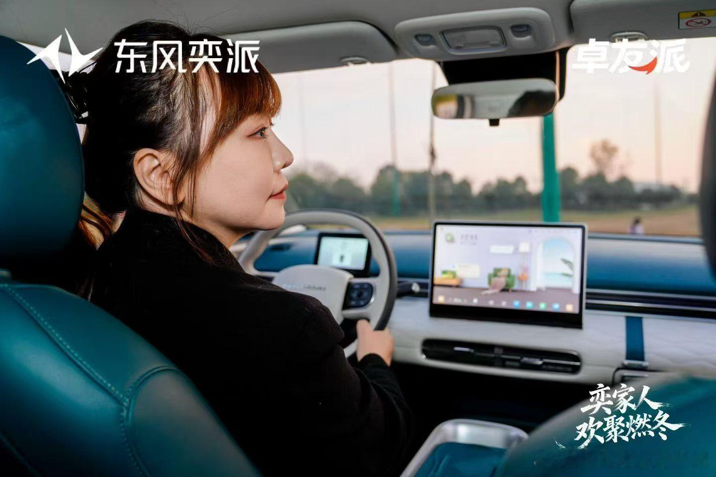 【卓友派·奕家人共赴燃冬】🐾🐶 萌宠集结，欢乐互动👨👩👧👦 家人相伴