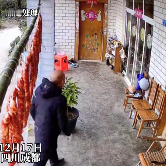 12月17日，四川成都一居民在门口晾晒刚灌装好的香肠时，被一名男子盗走。监控录像