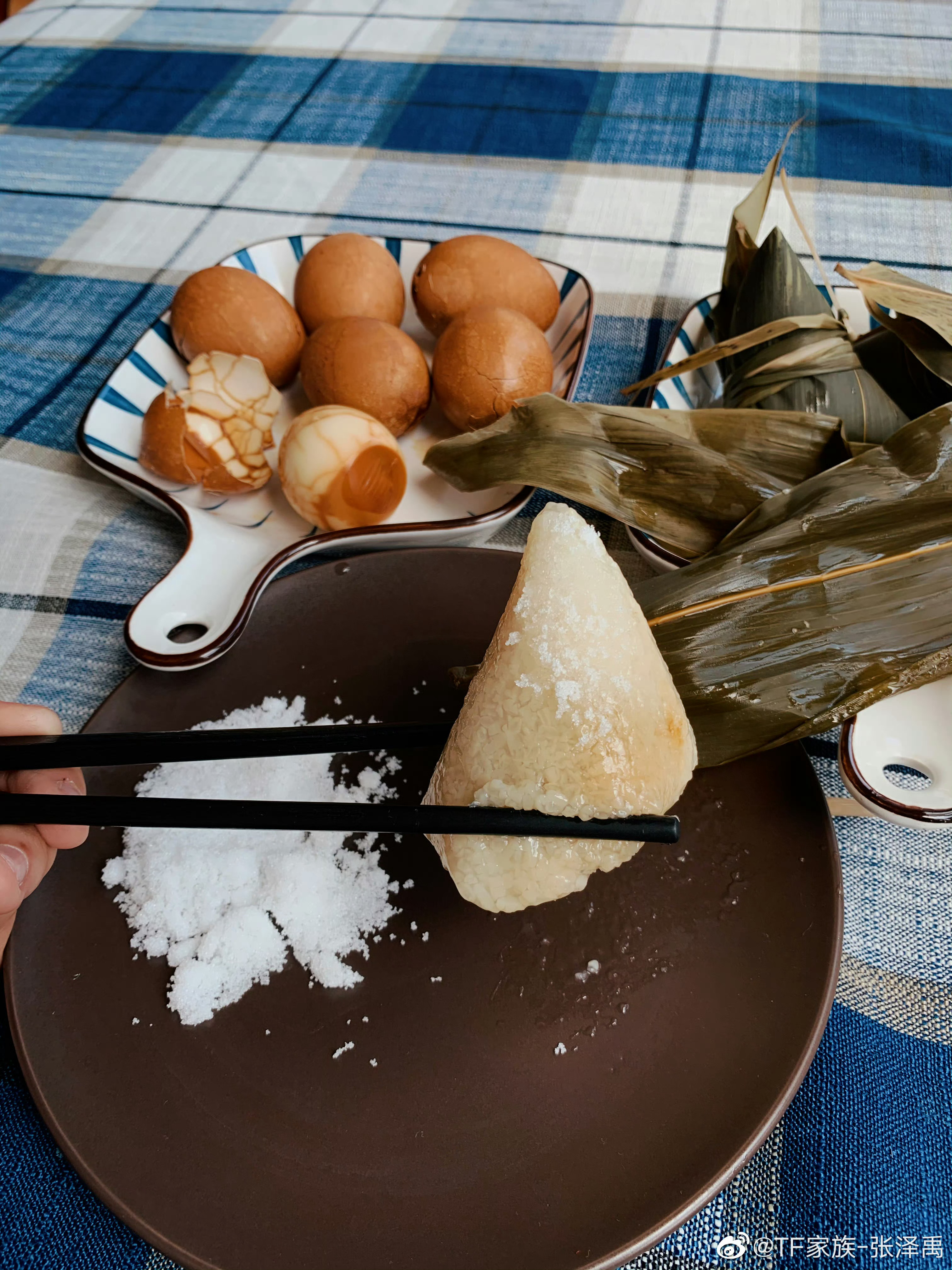 张泽禹全世界最坚定的甜粽党哈哈哈太可爱了！张泽禹今天端午营业聊粽子依旧跟以前一样