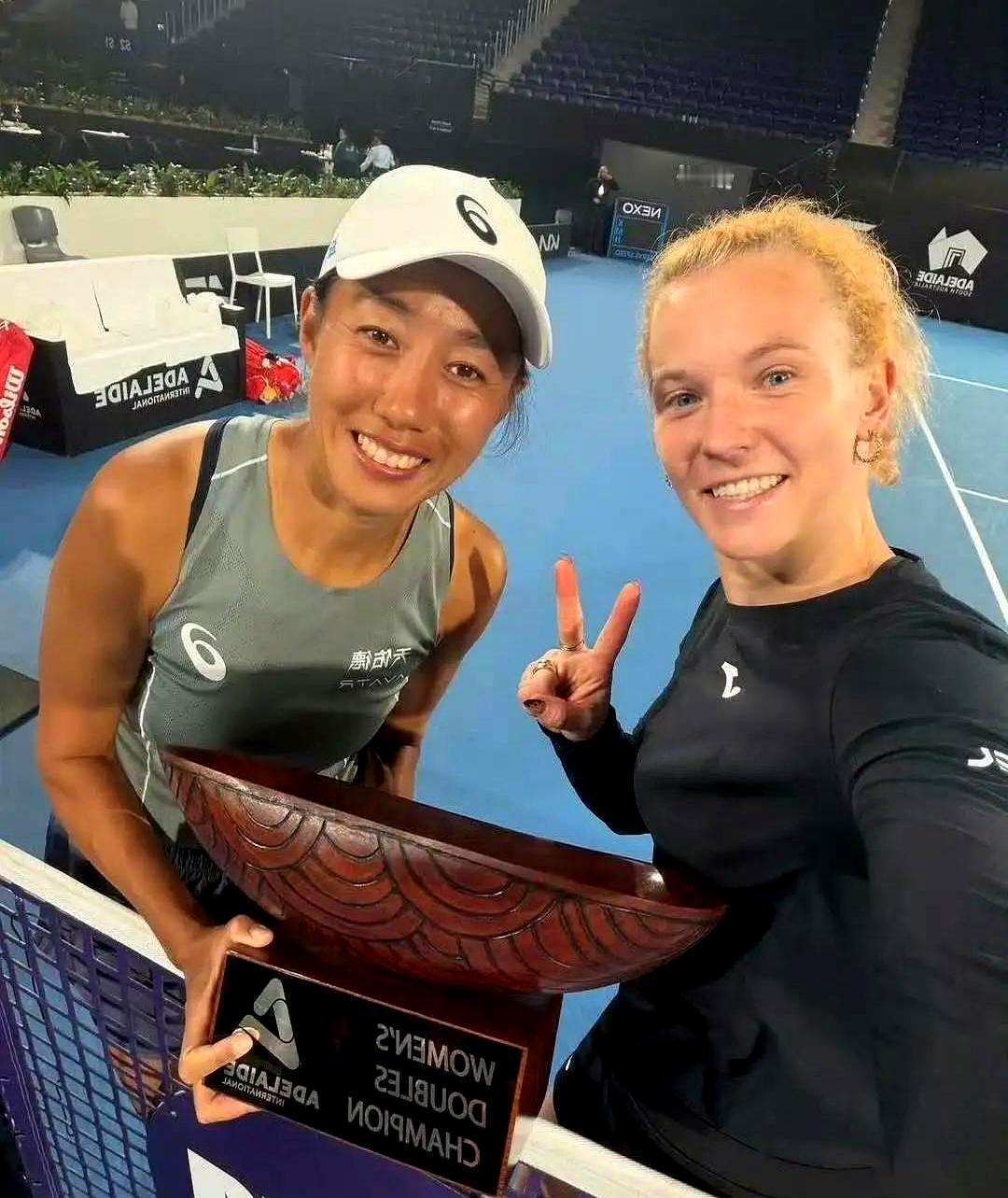 张帅又拿冠军了，这回是阿德莱德。
 
她和捷克一姐西尼亚科娃搭档，俩小时不到，6