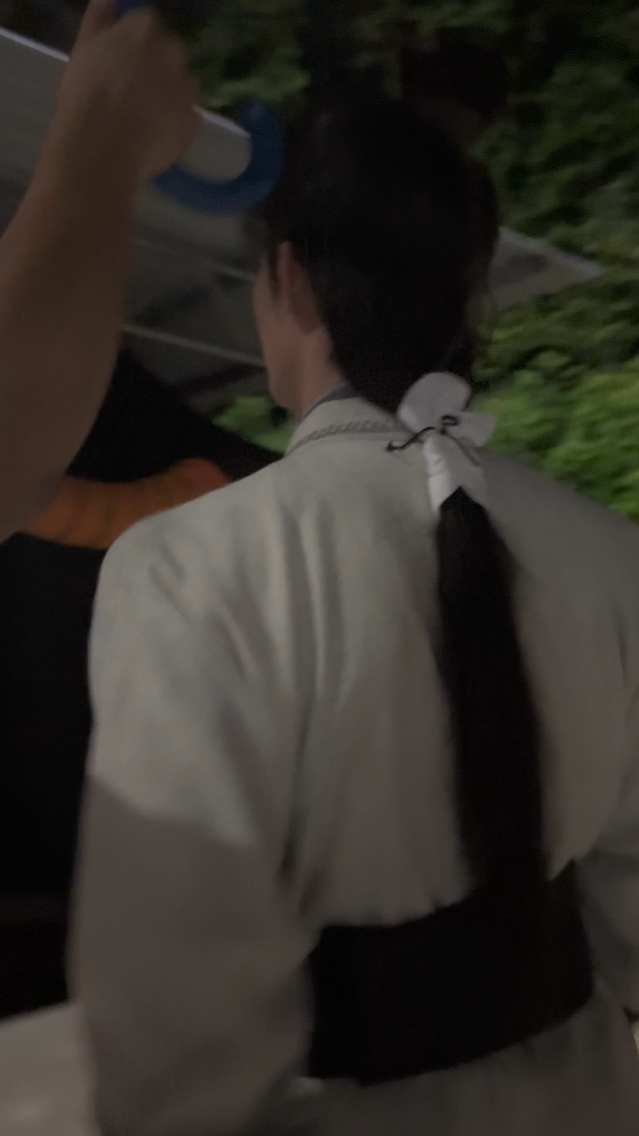 大事往飞雪身后靠(^^) 