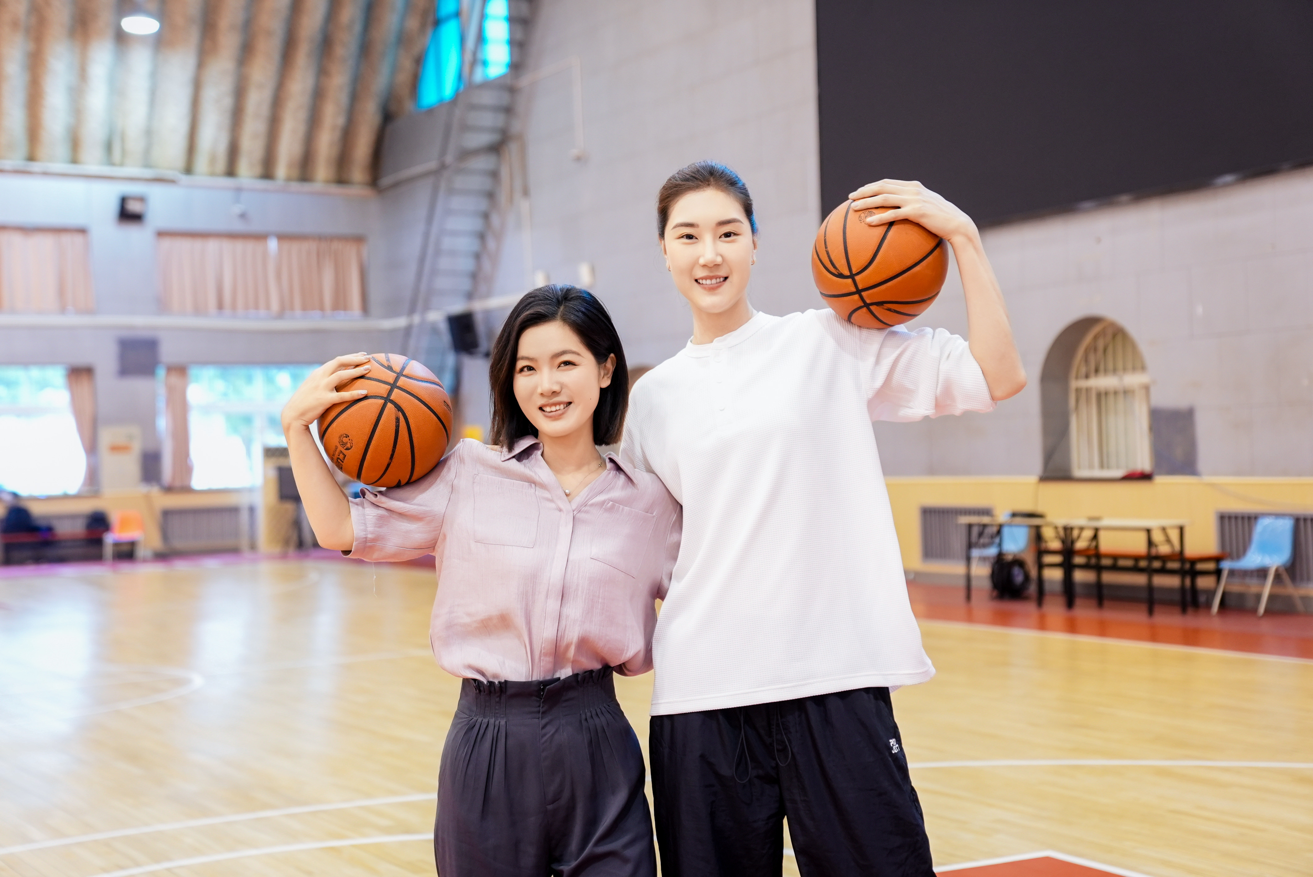 嗨嗨嗨，大家看看李姐这次采访到谁啦！她就是中国女篮中锋、国际级运动健将，曾三次征