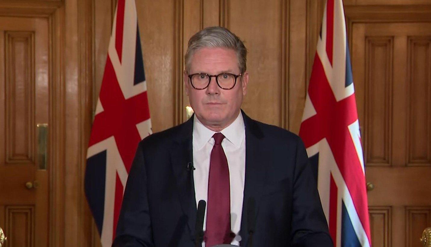 英国首相基尔·斯塔默命令警方严厉打击抗议活动中（包括支持巴勒斯坦的示威活动）的反